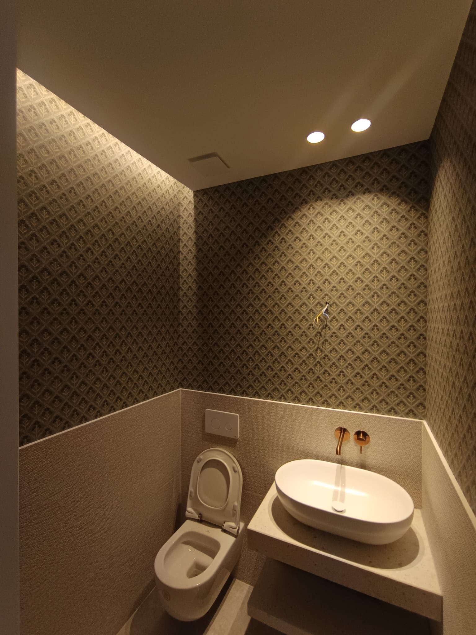 Baño con papel pintado