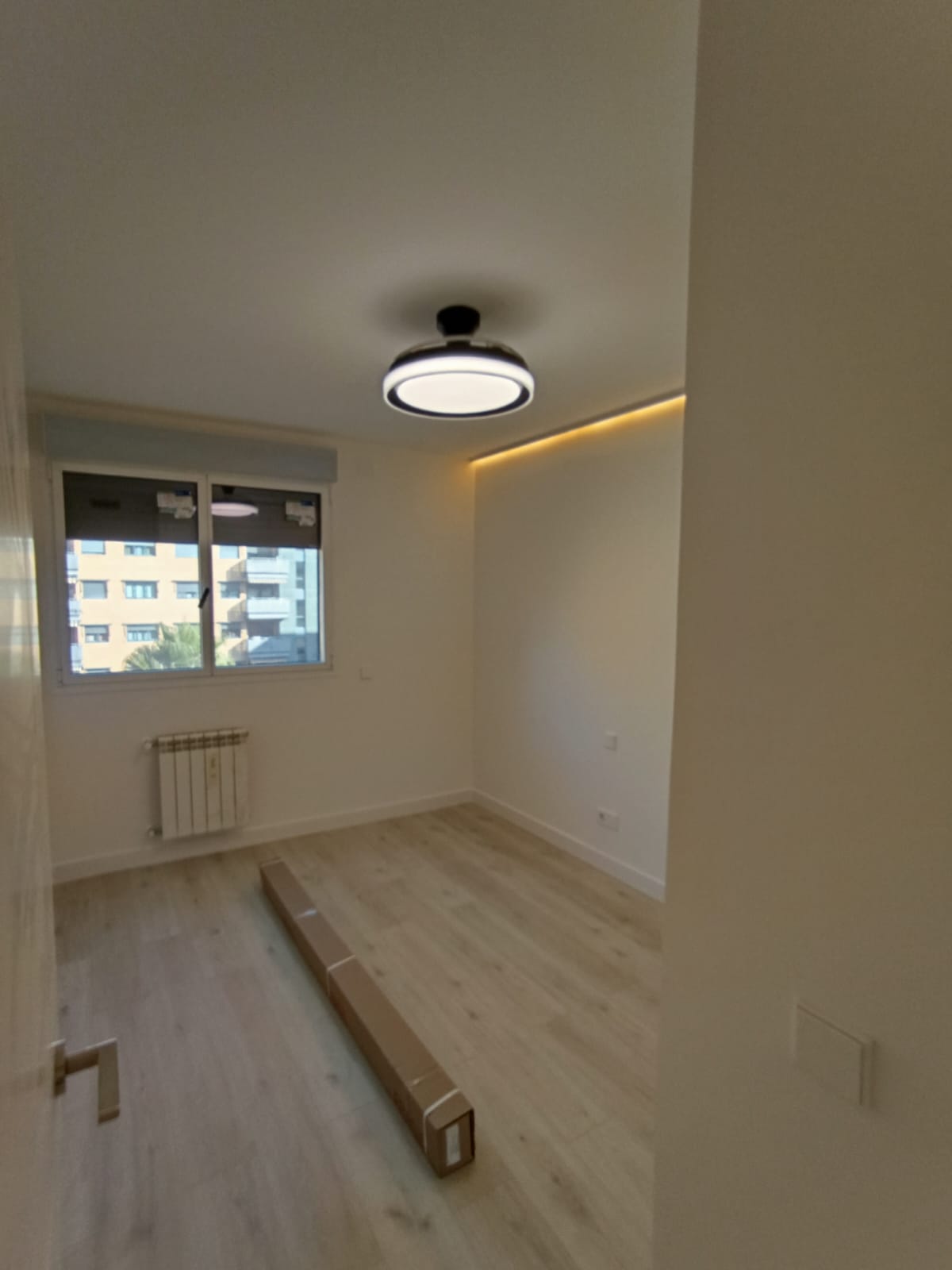 Dormitorio recién pintado
