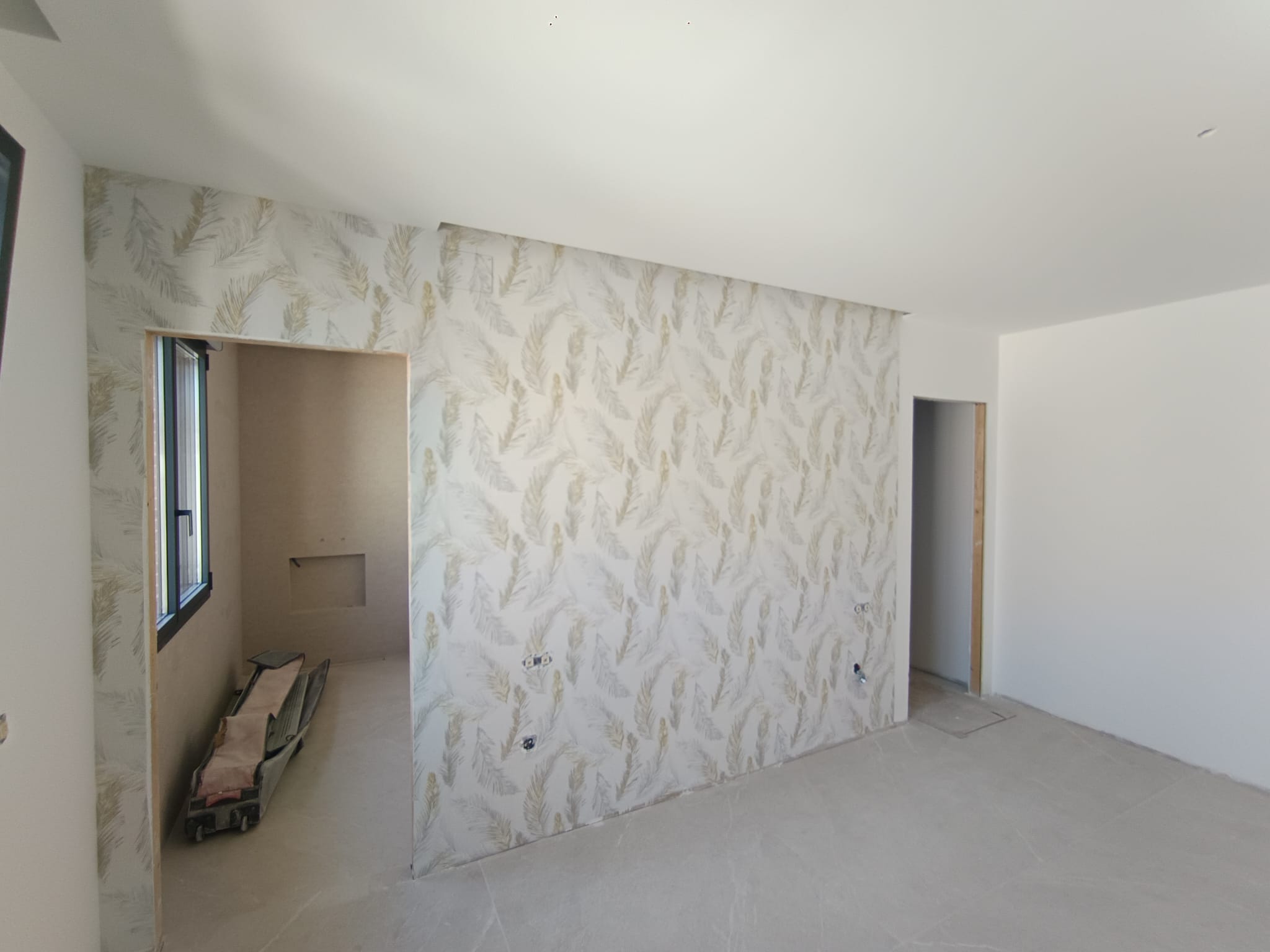 Salón con papel decorativo